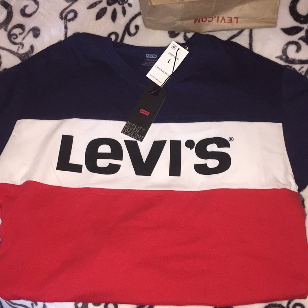 LEVI’S CROP TOP